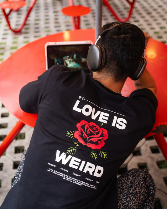 CAMISETA LOVE IS WEIRD