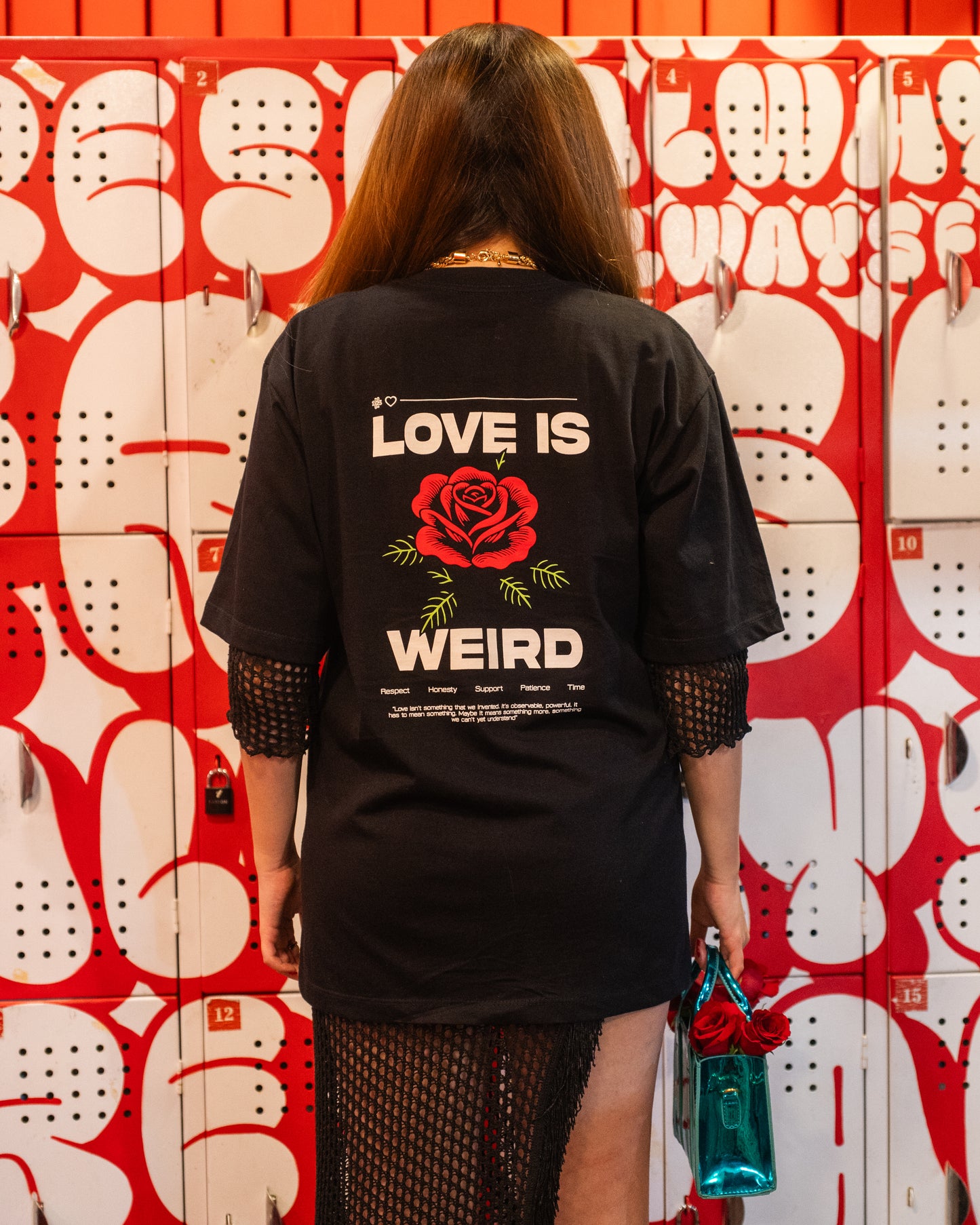 CAMISETA LOVE IS WEIRD