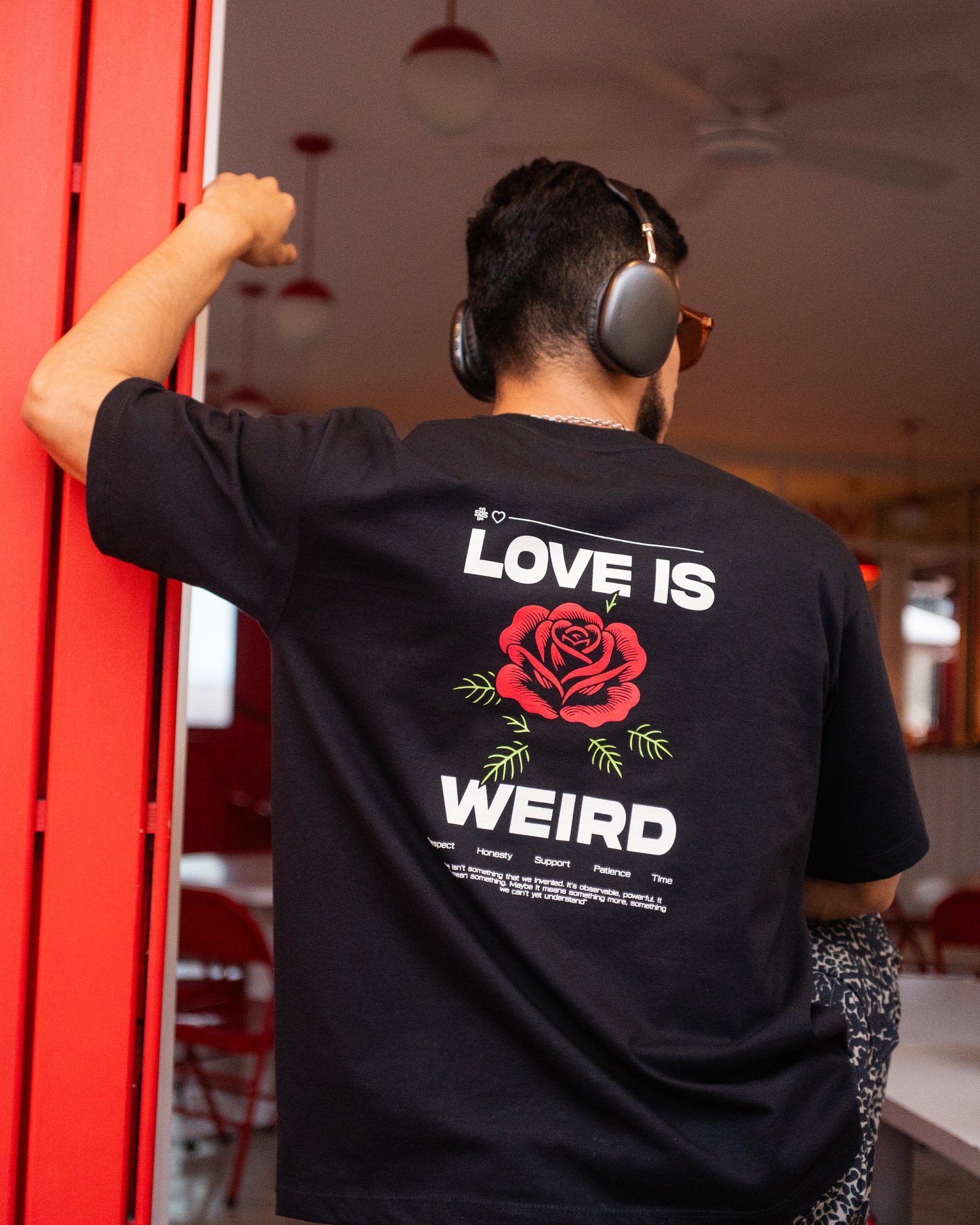 CAMISETA LOVE IS WEIRD